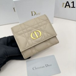 2023FW DIOR Tri-fold wallet, a popular item in both magazines and the city