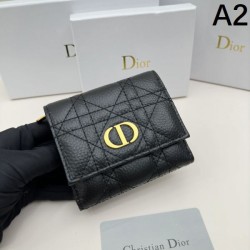 2023FW DIOR Tri-fold wallet, a popular item in both magazines and the city