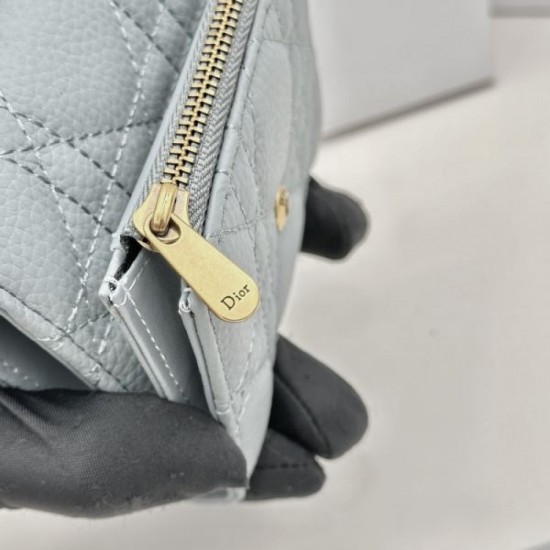 2023FW DIOR Tri-fold wallet, a popular item in both magazines and the city 2023FW DIOR Tri-fold wallet, a popular item in both magazines and the city