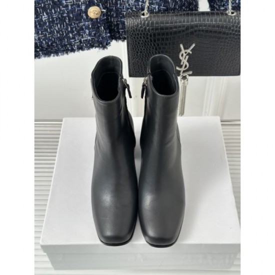 Boots that shine with sophisticated charm 2023FW PRADA 2 colors available Boots that shine with sophisticated charm 2023FW PRADA 2 colors available