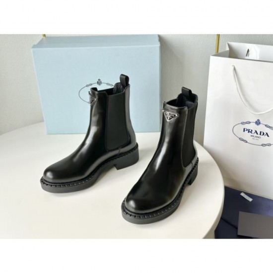 A must-see for those who missed out on this season! Boots 2023FW PRADA 2 colors available A must-see for those who missed out on this season! Boots 2023FW PRADA 2 colors available