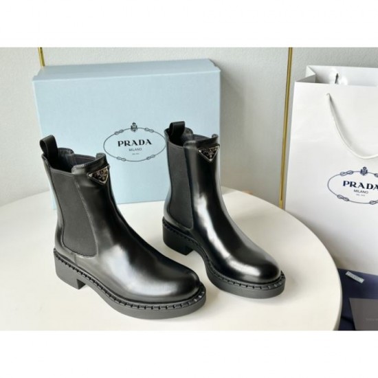 A must-see for those who missed out on this season! Boots 2023FW PRADA 2 colors available A must-see for those who missed out on this season! Boots 2023FW PRADA 2 colors available