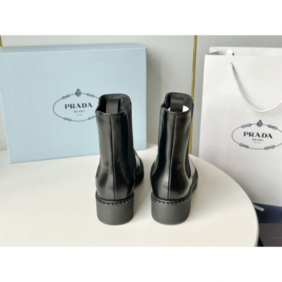 A must-see for those who missed out on this season! Boots 2023FW PRADA 2 colors available A must-see for those who missed out on this season! Boots 2023FW PRADA 2 colors available