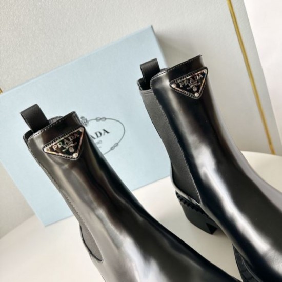 A must-see for those who missed out on this season! Boots 2023FW PRADA 2 colors available A must-see for those who missed out on this season! Boots 2023FW PRADA 2 colors available