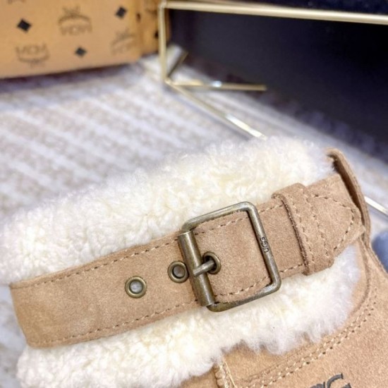 It continues to be very active in the fall and winter! Boots 2023FW UGG 2 colors available It continues to be very active in the fall and winter! Boots 2023FW UGG 2 colors available