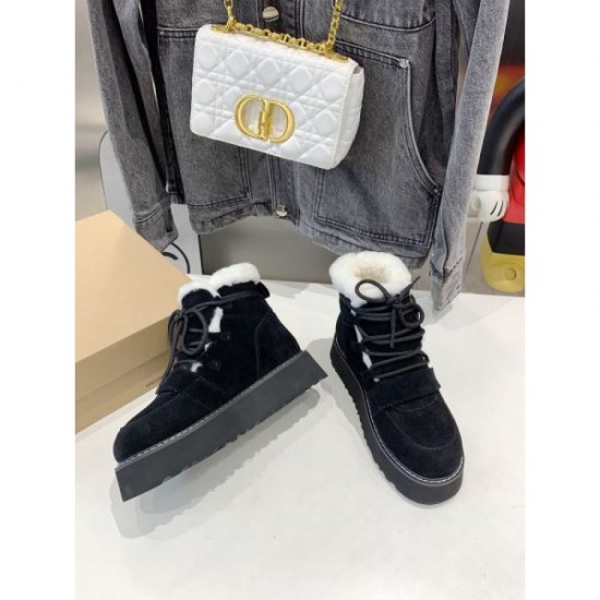Boots seen in the fall/winter collection 2023FW UGG Multiple colors available Boots seen in the fall/winter collection 2023FW UGG Multiple colors available