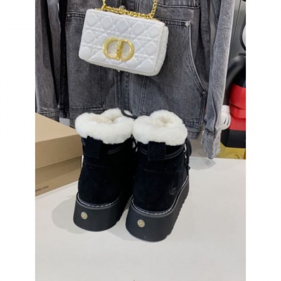 Boots seen in the fall/winter collection 2023FW UGG Multiple colors available Boots seen in the fall/winter collection 2023FW UGG Multiple colors available
