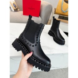 Especially this fall/winter season's attention-grabbing boots 2023FW VALENTINO Valentino
