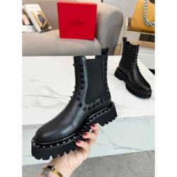 Especially this fall/winter season's attention-grabbing boots 2023FW VALENTINO Valentino