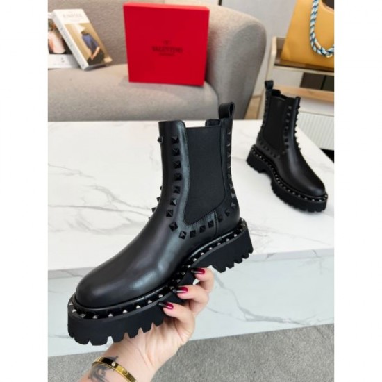 Especially this fall/winter season's attention-grabbing boots 2023FW VALENTINO Valentino Especially this fall/winter season's attention-grabbing boots 2023FW VALENTINO Valentino
