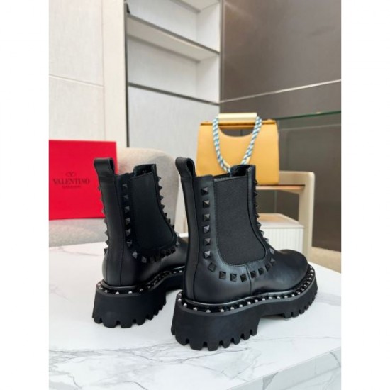 Especially this fall/winter season's attention-grabbing boots 2023FW VALENTINO Valentino Especially this fall/winter season's attention-grabbing boots 2023FW VALENTINO Valentino
