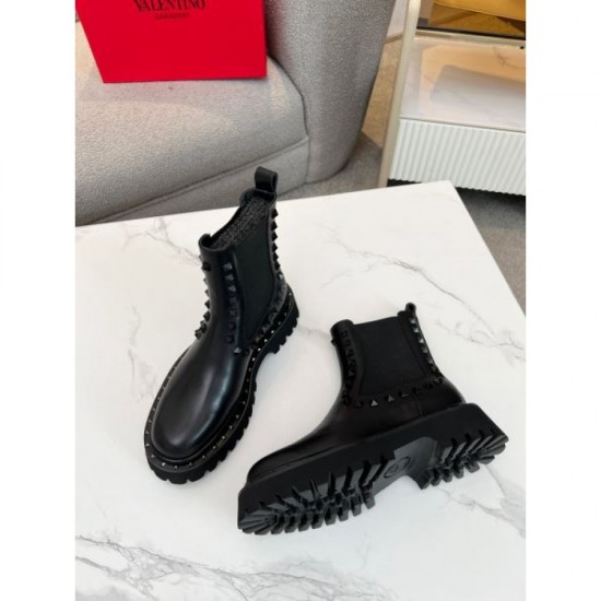 Especially this fall/winter season's attention-grabbing boots 2023FW VALENTINO Valentino Especially this fall/winter season's attention-grabbing boots 2023FW VALENTINO Valentino