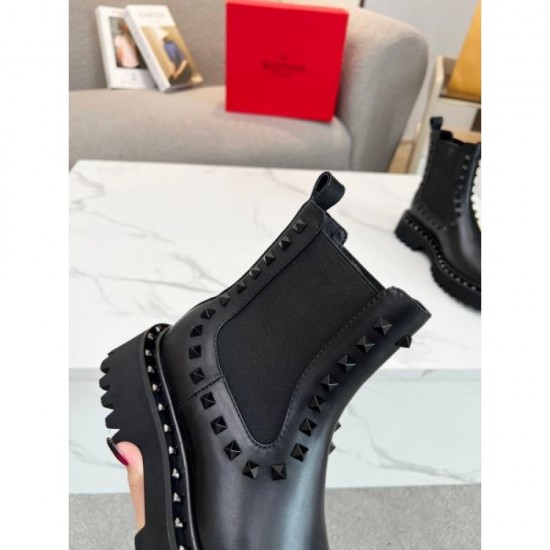 Especially this fall/winter season's attention-grabbing boots 2023FW VALENTINO Valentino Especially this fall/winter season's attention-grabbing boots 2023FW VALENTINO Valentino