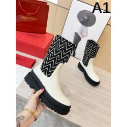 Boots that attract attention in early autumn 2023FW VALENTINO Valentino