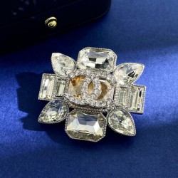 The latest trend to enhance the spring/summer mood 2024SS brooch CHANEL