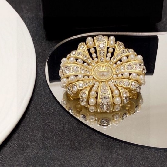 CHANEL CHANEL Not-to-be-missed summer item 2024SS brooch CHANEL CHANEL Not-to-be-missed summer item 2024SS brooch