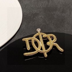Items attracting attention from overseas celebrities 2024SS Brooch DIOR