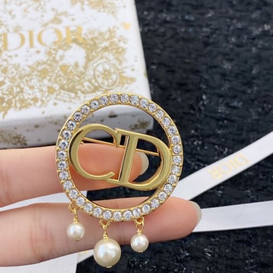 Particularly popular is the elegant and immediately sold out 2024SS brooch DIOR Particularly popular is the elegant and immediately sold out 2024SS brooch DIOR