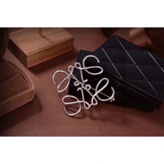 Give a beautiful impression 2024SS brooch LOEWE Give a beautiful impression 2024SS brooch LOEWE