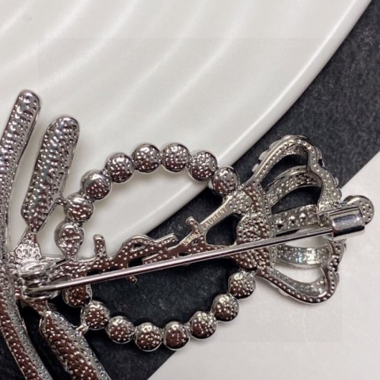 YSL Yves Saint Laurent 2024SS Brooch with an emphasis on looseness and comfort YSL Yves Saint Laurent 2024SS Brooch with an emphasis on looseness and comfort