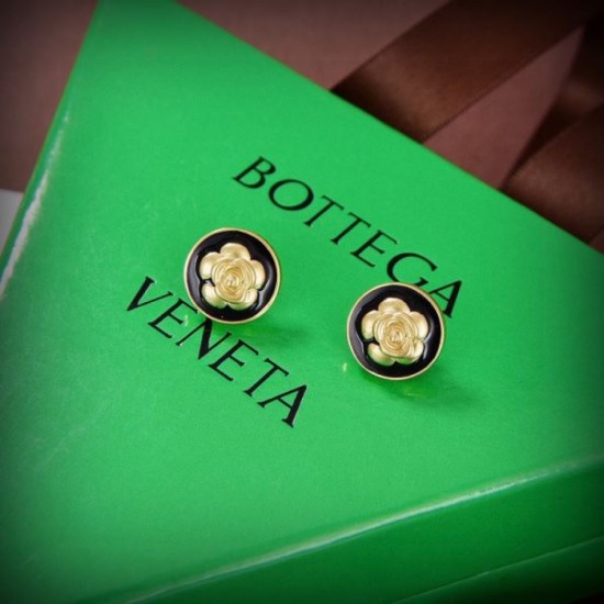 BOTTEGA VENETA This summer's favorite 2024SS earrings BOTTEGA VENETA This summer's favorite 2024SS earrings