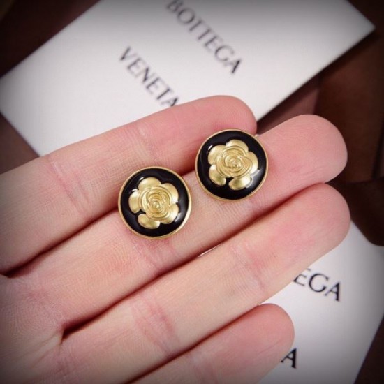 BOTTEGA VENETA This summer's favorite 2024SS earrings BOTTEGA VENETA This summer's favorite 2024SS earrings