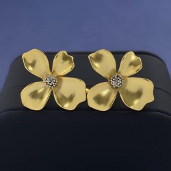 Keywords to look stylish 2024SS earrings CELINE