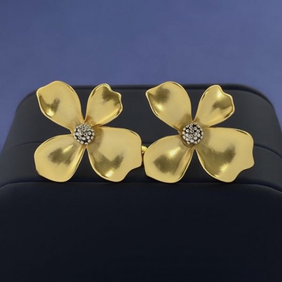 Keywords to look stylish 2024SS earrings CELINE Keywords to look stylish 2024SS earrings CELINE