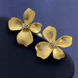 Keywords to look stylish 2024SS earrings CELINE