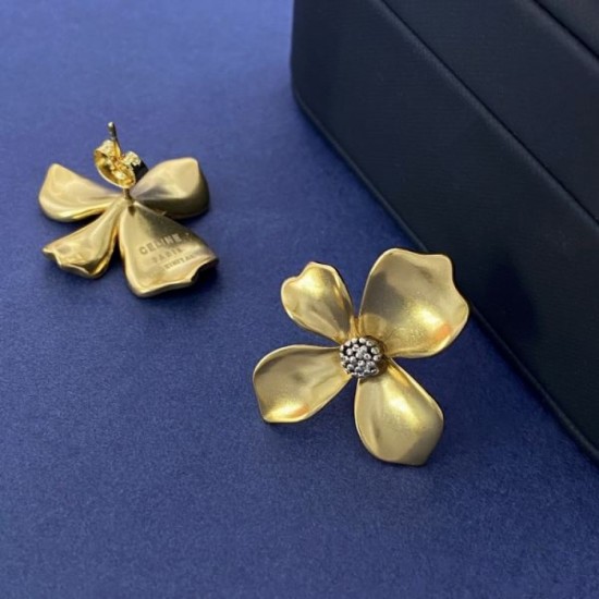 Keywords to look stylish 2024SS earrings CELINE Keywords to look stylish 2024SS earrings CELINE