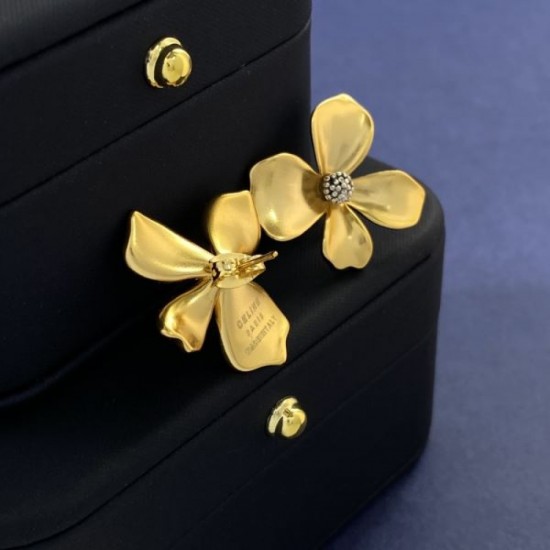 Keywords to look stylish 2024SS earrings CELINE Keywords to look stylish 2024SS earrings CELINE