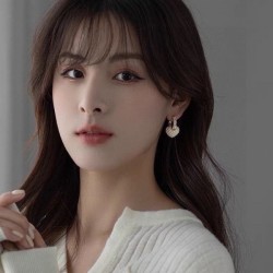 Finished with a sexy style 2024SS earrings CELINE