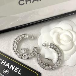 Essential items for spring 2024SS earrings CHANEL