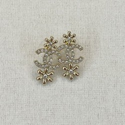 Popular tops this spring/summer 2024SS earrings CHANEL CHANEL