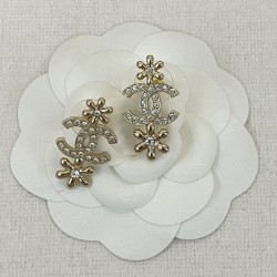 Popular tops this spring/summer 2024SS earrings CHANEL CHANEL