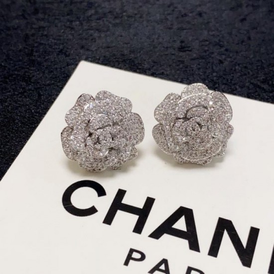 Continuing trends in spring and summer 2024SS earrings CHANEL Continuing trends in spring and summer 2024SS earrings CHANEL