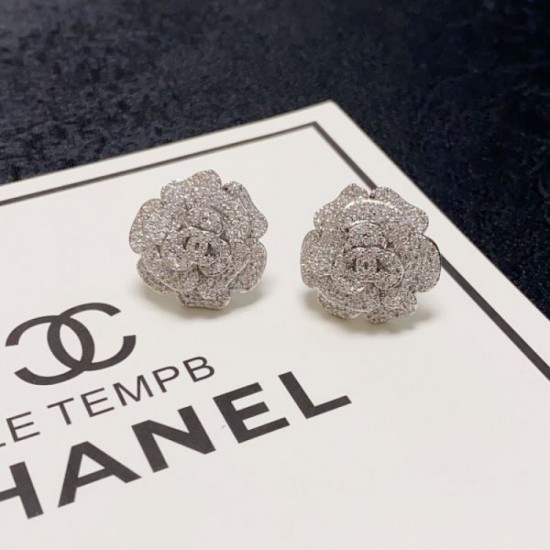 Continuing trends in spring and summer 2024SS earrings CHANEL Continuing trends in spring and summer 2024SS earrings CHANEL