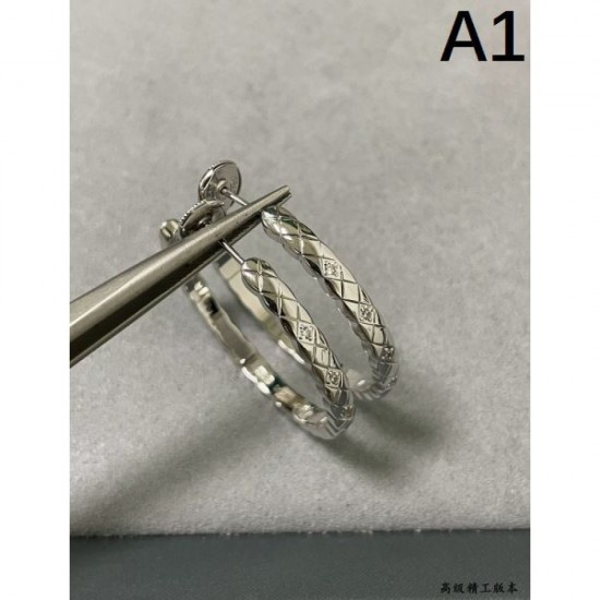 CHANEL 2024SS earrings in great colors that can be mixed and matched CHANEL 2024SS earrings in great colors that can be mixed and matched