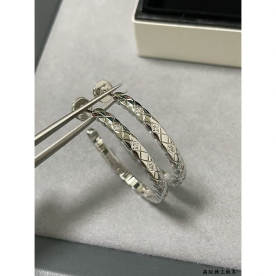 CHANEL 2024SS earrings in great colors that can be mixed and matched CHANEL 2024SS earrings in great colors that can be mixed and matched