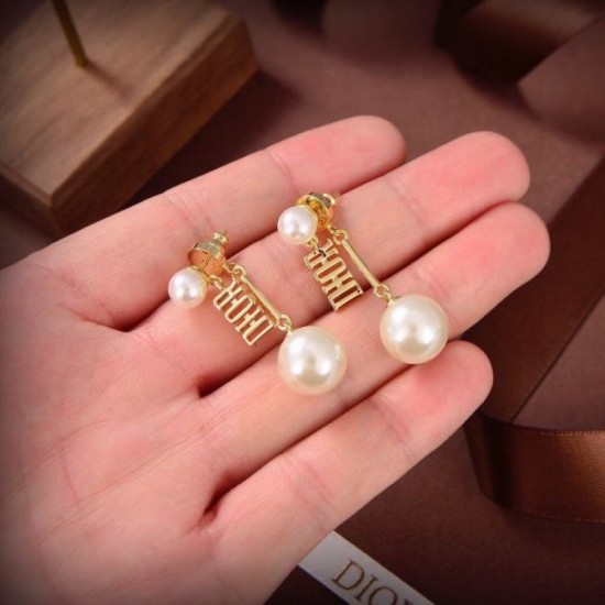 Gift to give 2024SS earrings DIOR Dior Gift to give 2024SS earrings DIOR Dior