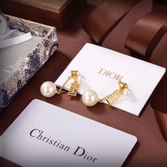 Gift to give 2024SS earrings DIOR Dior Gift to give 2024SS earrings DIOR Dior