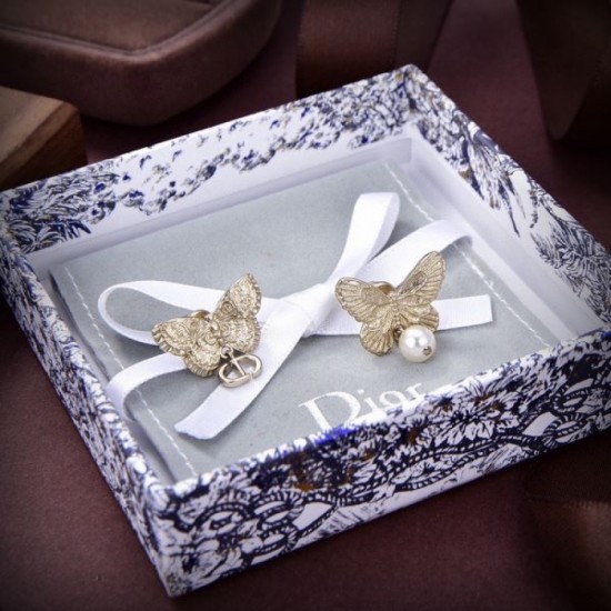 This spring's new item 2024SS earrings DIOR that attracts attention This spring's new item 2024SS earrings DIOR that attracts attention