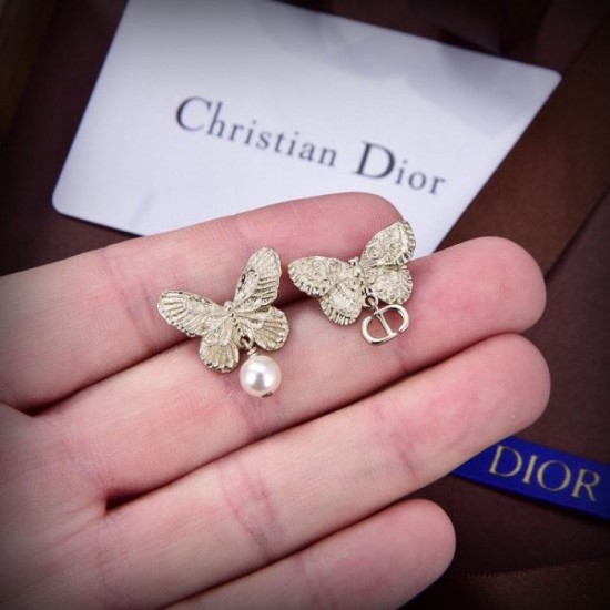 This spring's new item 2024SS earrings DIOR that attracts attention This spring's new item 2024SS earrings DIOR that attracts attention