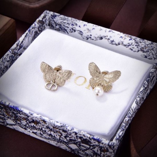 This spring's new item 2024SS earrings DIOR that attracts attention This spring's new item 2024SS earrings DIOR that attracts attention