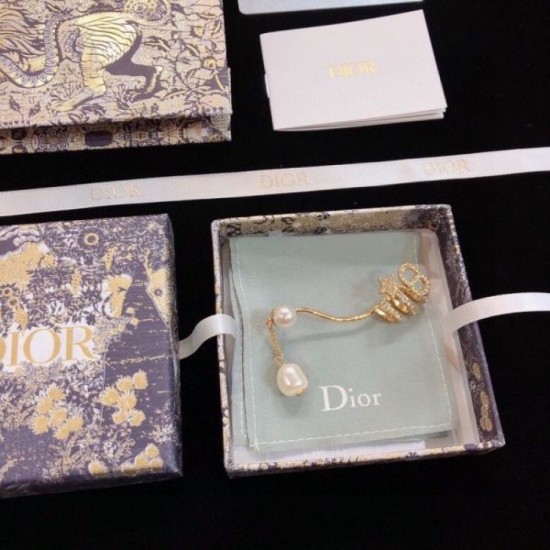 This season's recommended popular items 2024SS earrings DIOR Dior This season's recommended popular items 2024SS earrings DIOR Dior