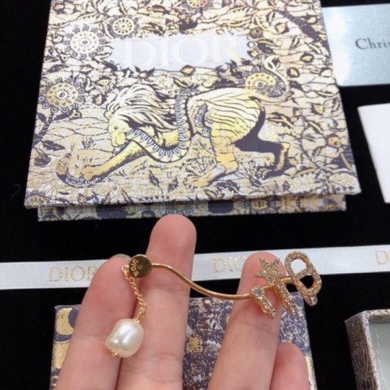 This season's recommended popular items 2024SS earrings DIOR Dior This season's recommended popular items 2024SS earrings DIOR Dior