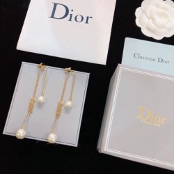 This spring's new item 2024SS earrings DIOR that attracts attention