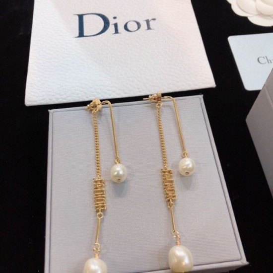 This spring's new item 2024SS earrings DIOR that attracts attention This spring's new item 2024SS earrings DIOR that attracts attention