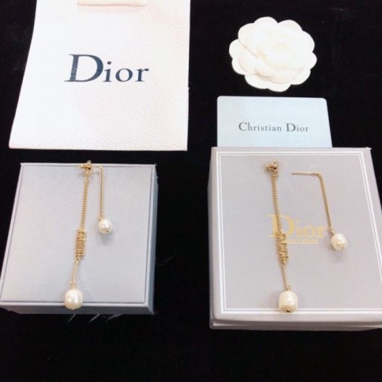 This spring's new item 2024SS earrings DIOR that attracts attention This spring's new item 2024SS earrings DIOR that attracts attention