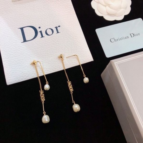 This spring's new item 2024SS earrings DIOR that attracts attention This spring's new item 2024SS earrings DIOR that attracts attention
